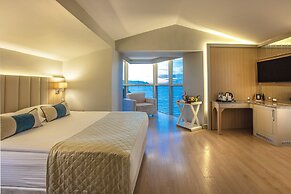 Charisma De Luxe Hotel