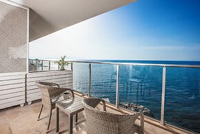 Charisma De Luxe Hotel