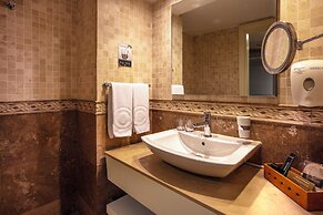 Charisma De Luxe Hotel