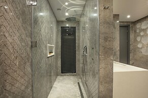 Charisma De Luxe Hotel