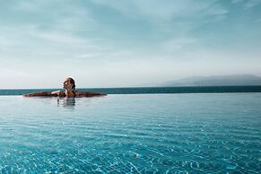 Charisma De Luxe Hotel
