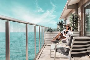 Charisma De Luxe Hotel