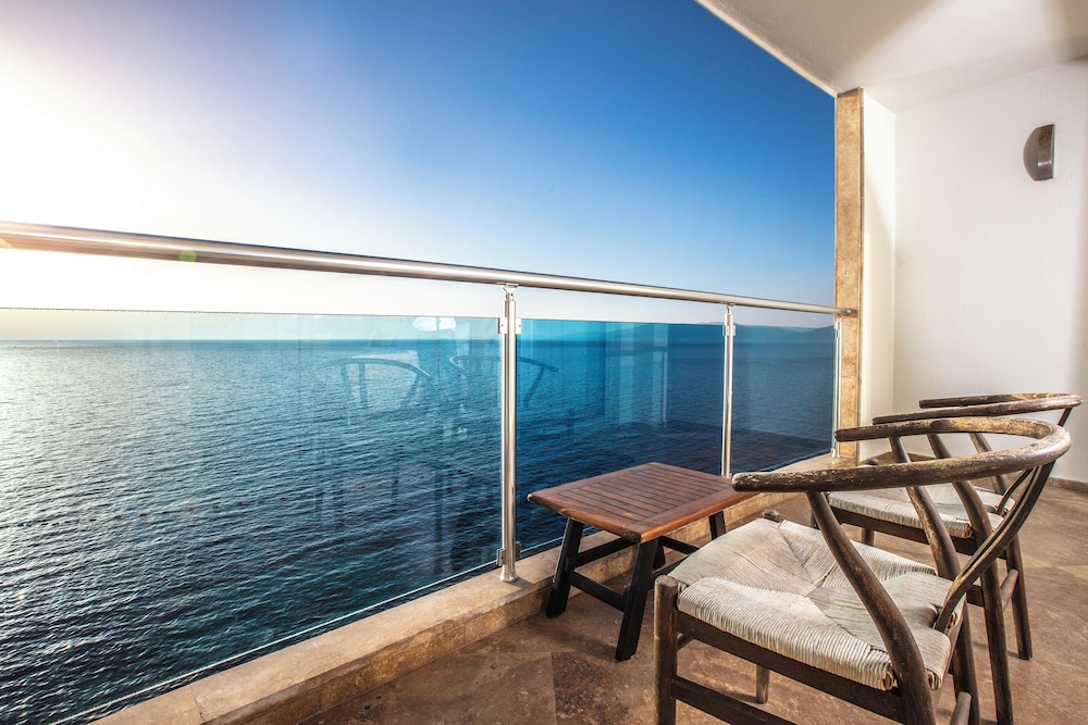 Charisma De Luxe Hotel