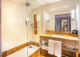 Charisma De Luxe Hotel