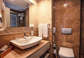 Charisma De Luxe Hotel