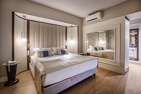 Charisma De Luxe Hotel