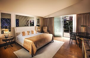 Charisma De Luxe Hotel