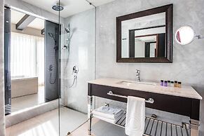 Charisma De Luxe Hotel