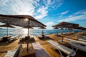 Charisma De Luxe Hotel