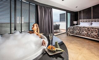 Charisma De Luxe Hotel