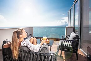 Charisma De Luxe Hotel
