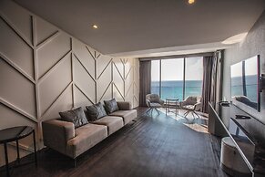 Charisma De Luxe Hotel