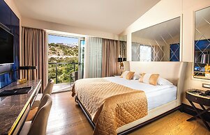 Charisma De Luxe Hotel