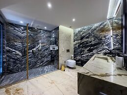 Charisma De Luxe Hotel
