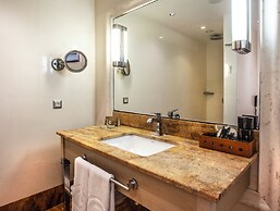 Charisma De Luxe Hotel