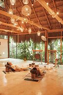 Petit Lafitte Beachfront Hotel & Bungalows