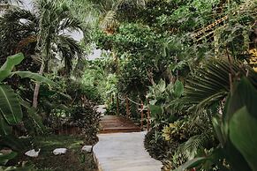Petit Lafitte Beachfront Hotel & Bungalows