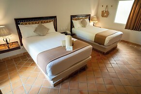 Petit Lafitte Beachfront Hotel & Bungalows