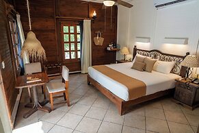 Petit Lafitte Beachfront Hotel & Bungalows
