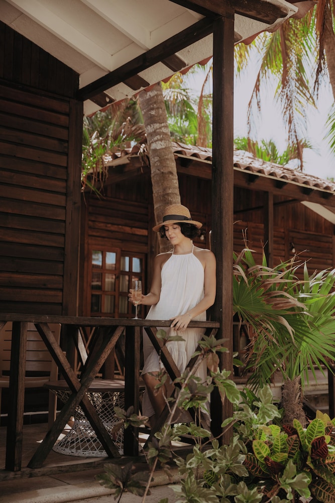 Petit Lafitte Beachfront Hotel & Bungalows