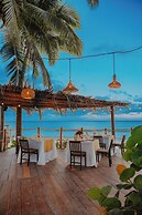 Petit Lafitte Beachfront Hotel & Bungalows