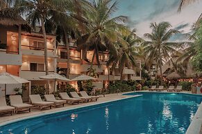Petit Lafitte Beachfront Hotel & Bungalows