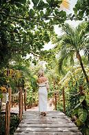Petit Lafitte Beachfront Hotel & Bungalows