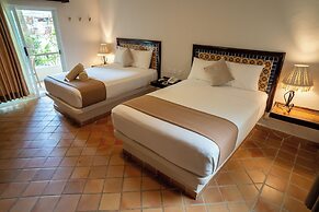 Petit Lafitte Beachfront Hotel & Bungalows