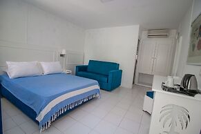 Blue & White Hotel
