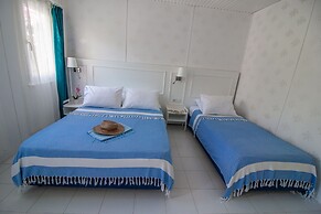 Blue & White Hotel
