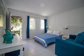 Blue & White Hotel