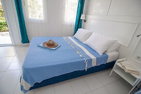 Blue & White Hotel
