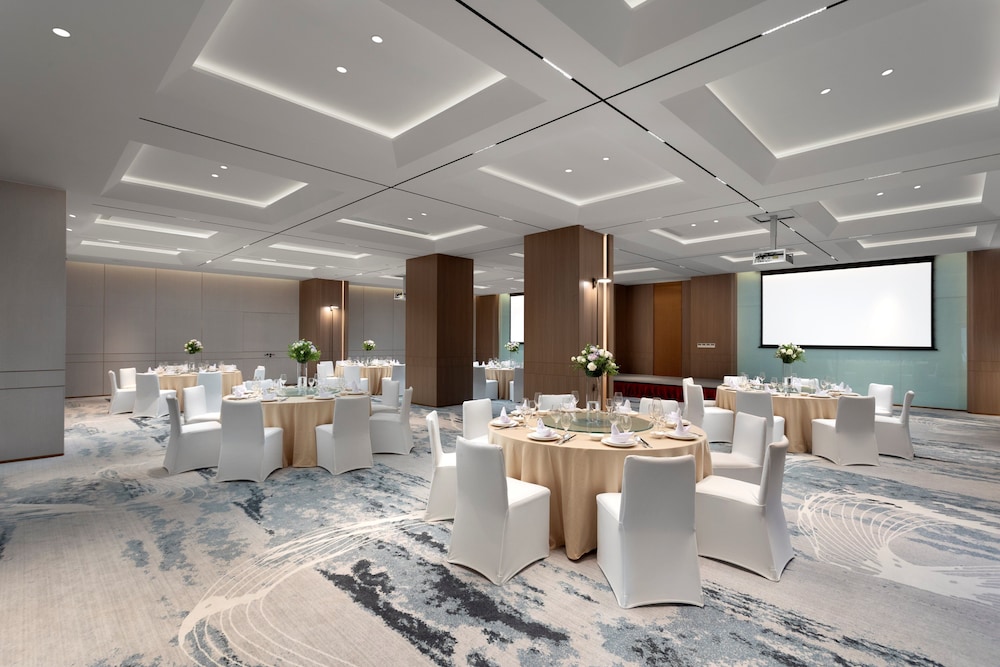 Holiday Inn Shanghai Jing'an by IHG