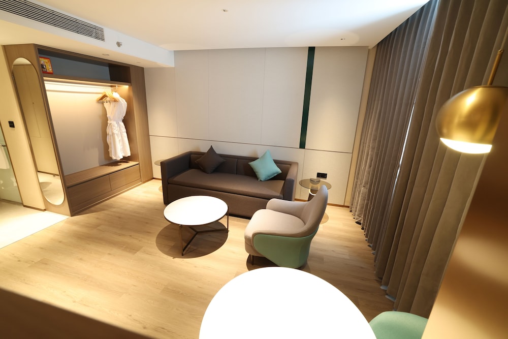 Holiday Inn Shanghai Jing'an by IHG