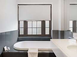 Peppers Gallery Hotel Canberra