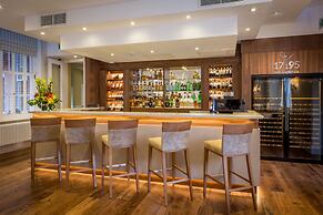 Oakley Hall Hotel