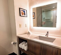Holiday Inn & Suites Oakland Airport by IHG