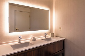 Holiday Inn & Suites Oakland Airport by IHG