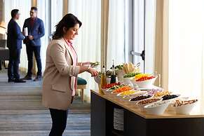Holiday Inn & Suites Oakland Airport by IHG