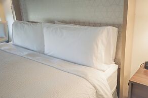 Holiday Inn & Suites Oakland Airport by IHG