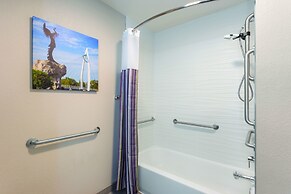 La Quinta Inn & Suites by Wyndham Wichita Airport