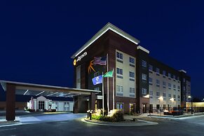 La Quinta Inn & Suites by Wyndham Wichita Airport