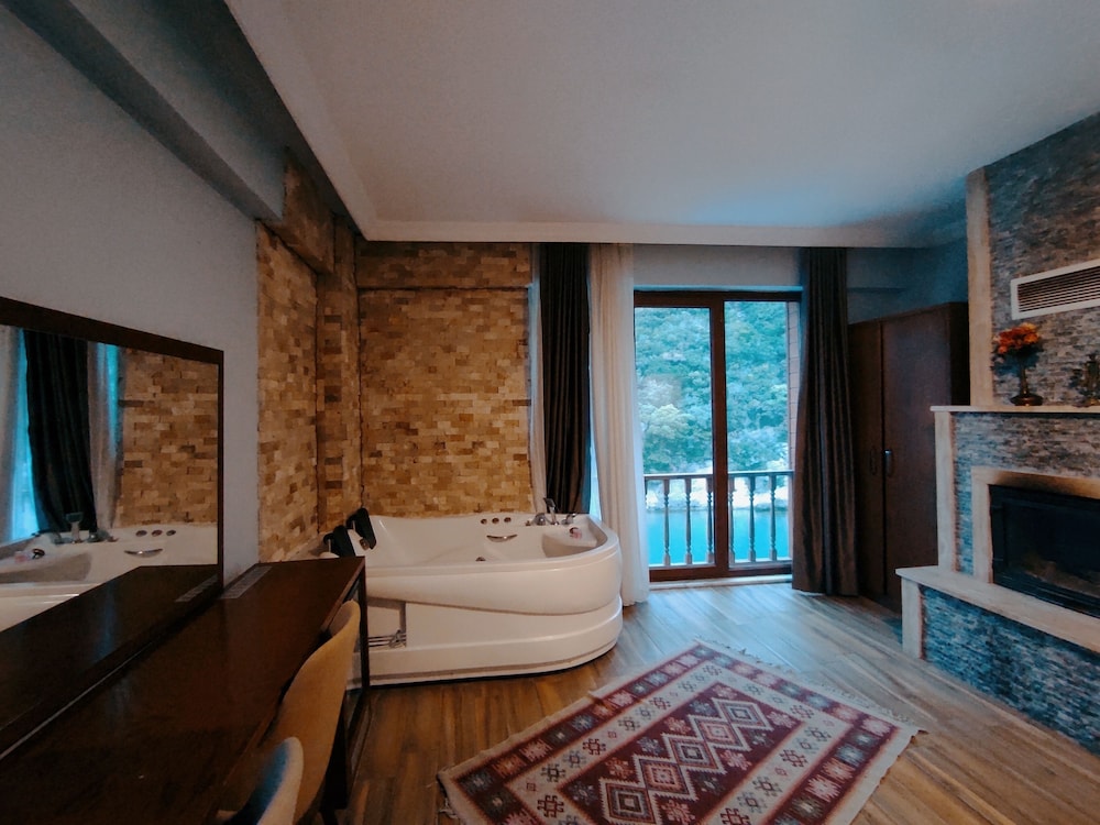 Hill River Hotel