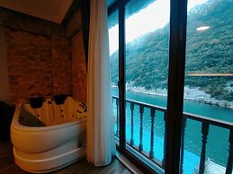Hill River Hotel