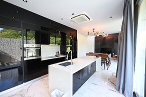 Glam Habitat Hotel