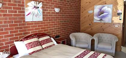 The Elms Motor Inn