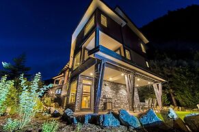 The Lodge on Harrison Lake