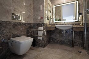 Karpalas City Hotel & Spa