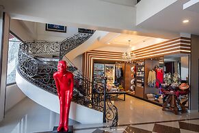 Quindeloma Art Hotel And Gallery