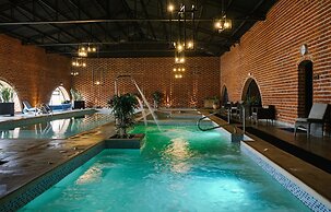 Quindeloma Art Hotel And Gallery